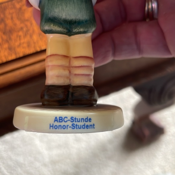 Goebel Hummel Club HONOR STUDENT #1528 Hum 2087/B - Picture 4 of 6